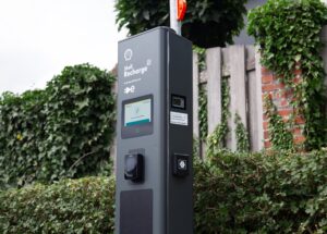 Ubitricity en Deftpower lanceren interoperabel slim laden op 1.500 publieke laadpunten in Nederland
