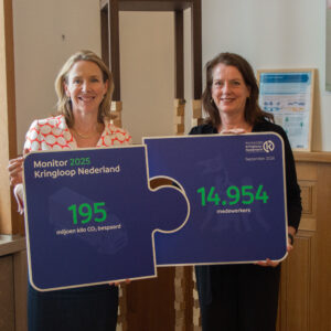 Overhandiging impactcheque aan minister Van Veldhoven